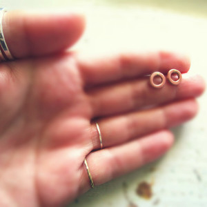 copper X love#1| χειροποιητο σκουλαρικι minimal - μονόχρωμες, vintage, μοναδικό, στρογγυλό, χαλκός, δώρο, γεωμετρικά σχέδια, χειροποίητα, για όλες τις ώρες, minimal, κλασσικά, καρφωτά, unisex, unique, ευκολοφόρετο, amano, contemporary, για παιδιά, φθηνά - 3