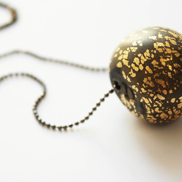 "Σφαίρα" με χρυσό - αλυσίδες, αλυσίδες, handmade, design, ιδιαίτερο, μοναδικό, μοντέρνο, χρυσό, πηλός, πρωτότυπο, κολιέ, χειροποίητα - 2