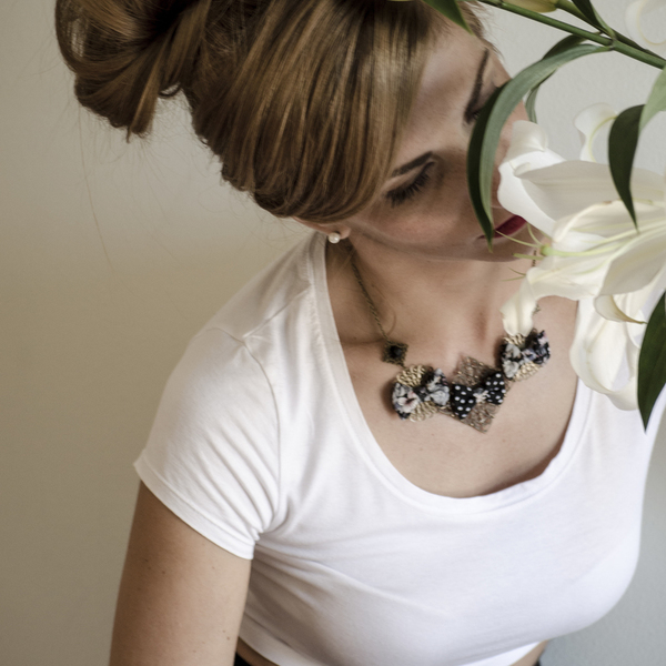 Black Floral Dots Necklace - ημιπολύτιμες πέτρες, ημιπολύτιμες πέτρες, ύφασμα, φιόγκος, vintage, πουά, αιματίτης, μέταλλο, κολιέ, χειροποίητα, φλοράλ, romantic, στυλ φιόγκος - 3