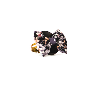 Black Lily Button Ring - statement, ύφασμα, φιόγκος, vintage, πουά, μέταλλο, δαχτυλίδι, χειροποίητα, κουμπί, φλοράλ, romantic, στυλ φιόγκος, αυξομειούμενα, φθηνά