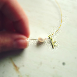 pearl alphabet| χειροποιητο μονογραμμα μαργαριταρι - chic, fashion, charms, ιδιαίτερο, μοναδικό, μοντέρνο, μαργαριτάρι, ορείχαλκος, αλπακάς, δώρο, όνομα - μονόγραμμα, μέταλλο, εντυπωσιακό, κοντό, romantic, καθημερινό, minimal, must, κοντά, personalised, ευκολοφόρετο, διαχρονικό, μπρούντζος, amano, πέρλες - 3