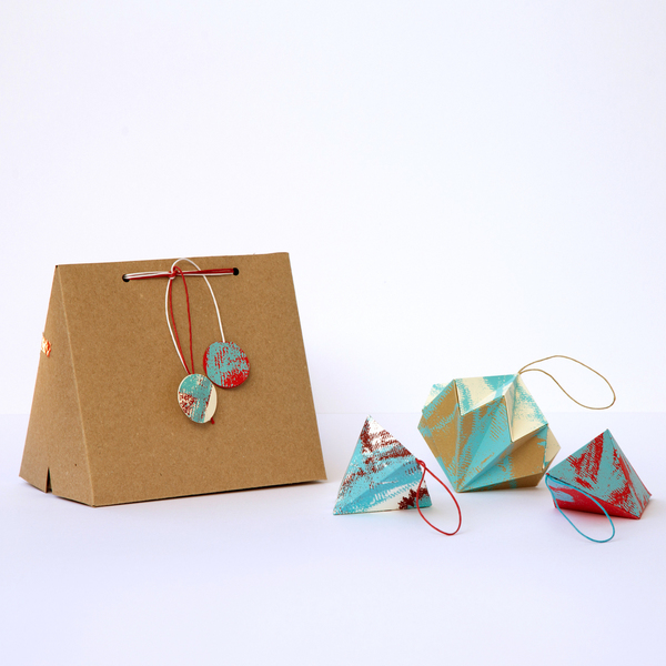 σετ 3 γεωμετρικών χριστουγεννιάτικων μεταξοτυπημένων στολιδιών origami - χαρτί, γεωμετρικά σχέδια, στολίδι, χριστουγεννιάτικο, κρεμαστά, χριστουγεννιάτικα δώρα, στολίδια - 3