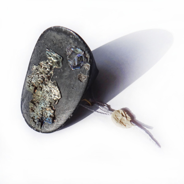 Δαχτυλίδι τσιμέντου με κρυστάλλους Βισμούθιου "Παλλάς" - statement, handmade, τσιμέντο, μέταλλο, δαχτυλίδι, χειροποίητα, rock, σταθερά, μεγάλα