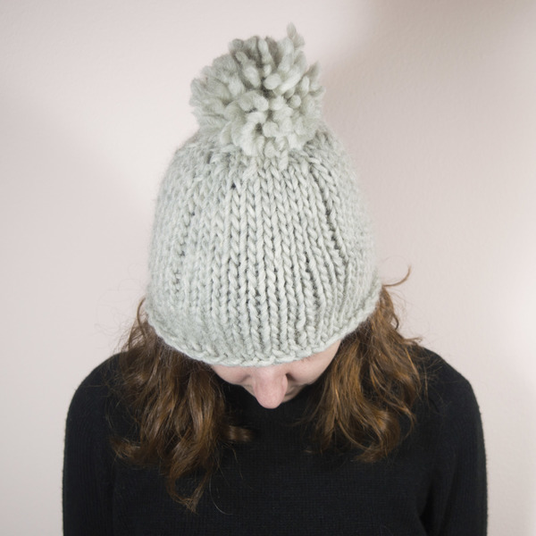 Χειροποίητος knitted σκούφος με pom pom LIGHT GREY - μαλλί, πλεκτό, χειμωνιάτικο, σκούφος, pom pom, χειροποίητα, σκουφάκια - 2