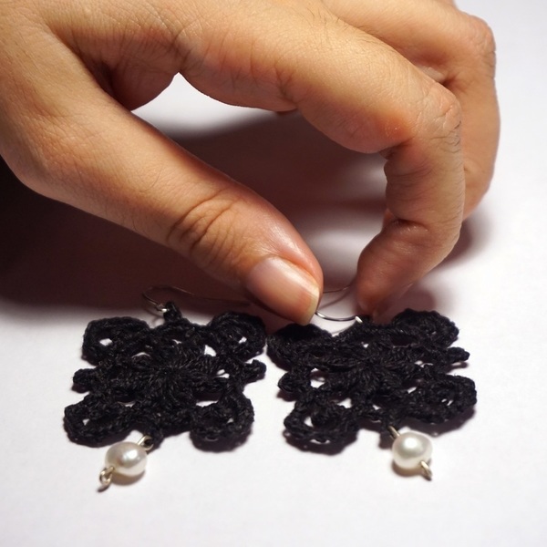 Σκουλαρίκια Vintage, πλεκτά με βαμβακερό μαύρο νήμα και πέρλα - ημιπολύτιμες πέτρες, μικρά, κρεμαστά, γάντζος, πλεκτά - 2