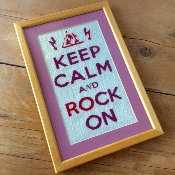 Keep Calm and Rock on...κάδρο με κέντημα! - ύφασμα, κεντητά, διακοσμητικό, ξύλο, πίνακες & κάδρα, αγάπη, κορδόνια, δωμάτιο, δωράκι, personalised, Black Friday