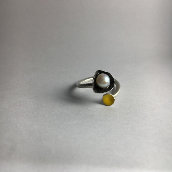 Χειροποίητο ασημένιο δαχτυλίδι με μαργαριτάρι και κίτρινο σμάλτο - μοντέρνο, μαργαριτάρι, μαργαριτάρι, ασήμι 925, ακρυλικό, δαχτυλίδι, χειροποίητα, minimal, ασημένια, μικρά, αυξομειούμενα - 3