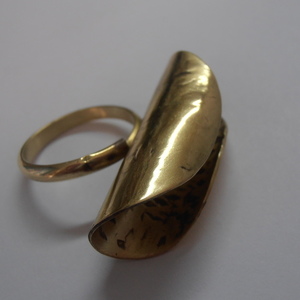 Χειροποίητο δαχτυλίδι με καμπυλωμένο κύκλο. - statement, ιδιαίτερο, ορείχαλκος, δαχτυλίδι, σφυρήλατο, μικρά, μεγάλα, αυξομειούμενα, φθηνά