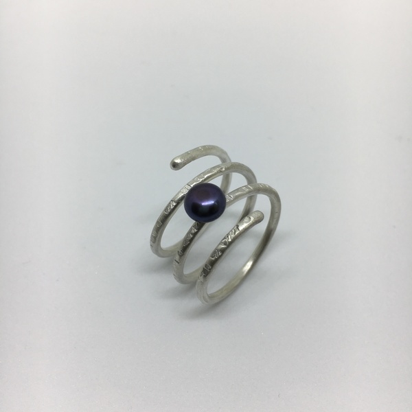 Ασημένιο χειροποίητο δαχτυλίδι με μαύρο μαργαριτάρι - ιδιαίτερο, μοντέρνο, μαργαριτάρι, μαργαριτάρι, ασήμι 925, δαχτυλίδι, χειροποίητα, σφυρήλατο, minimal, σταθερά, μεγάλα - 2