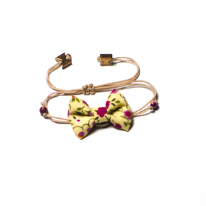 Cream Floral Bow Bracelet - ημιπολύτιμες πέτρες, ημιπολύτιμες πέτρες, ύφασμα, βαμβάκι, φιόγκος, καλοκαιρινό, vintage, charms, νήμα, κορδόνια, χειροποίητα, φλοράλ, romantic, στυλ φιόγκος, αυξομειούμενα, φθηνά