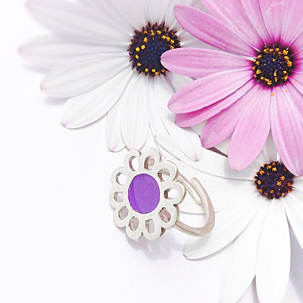 Ασημένιο δαχτυλίδι - Μικρή χρωματιστή μαργαρίτα - handmade, πολύχρωμο, fashion, χρωματιστό, vintage, design, μοναδικό, μοντέρνο, γυναικεία, ασήμι 925, λουλούδια, δαχτυλίδι, χειροποίητα, romantic, minimal, ασημένια, λουλούδι, αυξομειούμενα - 4