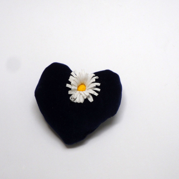 Υφασμάτινη καρφίτσα καρδιά με μαργαρίτα - ύφασμα, καρδιά, λουλούδια - 3