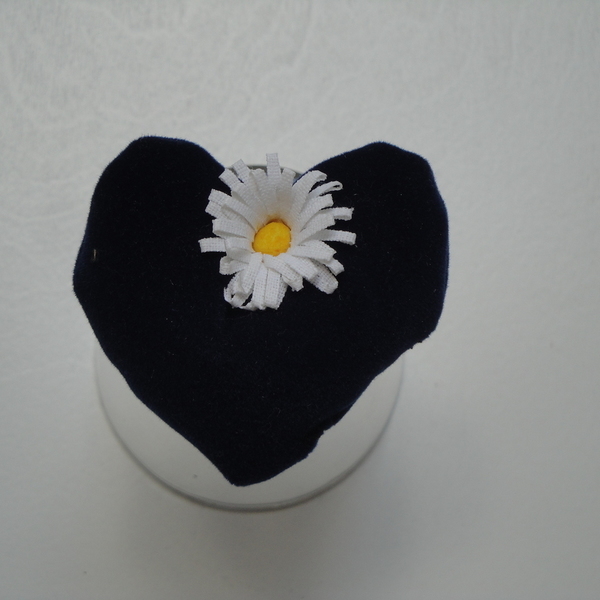 Υφασμάτινη καρφίτσα καρδιά με μαργαρίτα - ύφασμα, καρδιά, λουλούδια - 5