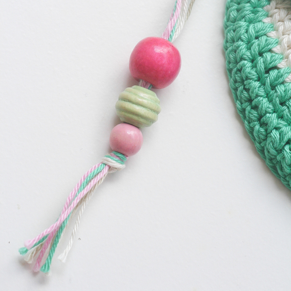 Πλεκτή στρογγυλή τσάντα πράσινη και ροζ με ροζ κουμπί για κορίτσια - βαμβάκι, πλεκτό, κορίτσι, crochet, βελονάκι, τσάντα, χειροποίητα, χάντρες, κουμπί, απαραίτητα καλοκαιρινά αξεσουάρ, για παιδιά, τσαντάκια - 3