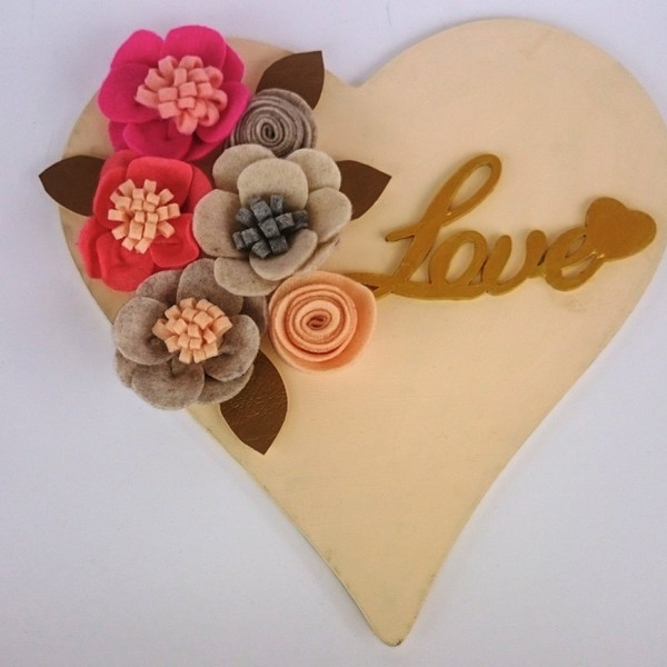 "Love" - διακοσμητικό, ξύλο, καρδιά, επιτοίχιο, τσόχα, λουλούδια, αγάπη, ακρυλικό, φλοράλ, romantic, δωράκι, δερματίνη
