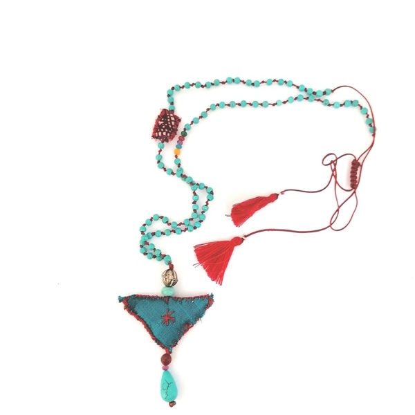 Ροζάριο τρίγωνο boho μετάξι - μετάξι, μετάξι, ημιπολύτιμες πέτρες, ημιπολύτιμες πέτρες, ύφασμα, κεντητά, αχάτης, γυναικεία, χαολίτης, μακρύ, φλουρί, με φούντες, με φούντες, pom pom, κορδόνια, χειροποίητα, εντυπωσιακό, romantic, minimal, υφαντά, boho, φλουριά, ροζάριο, ethnic, ευκολοφόρετο, αυξομειούμενα