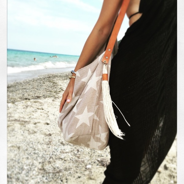 summerish _blobag, τσάντα θαλάσσης με λευκά αστέρια και πλουμιστή φούντα - δέρμα, ύφασμα, καλοκαίρι, αστέρι, πετσέτα, χιαστί, παραλία, θάλασσα, must αξεσουάρ - 2