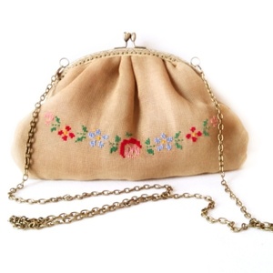 Κεντημένη clutch Τσάντα -Στου αγρού τα μονοπάτια- - χειροποίητα, τσάντα, γυναικεία, καλοκαίρι, κεντητά, λουλούδια, φλοράλ, unique, vintage, romantic, κορδόνια, ύφασμα, αλυσίδες, χιαστί, μονόχρωμες, minimal