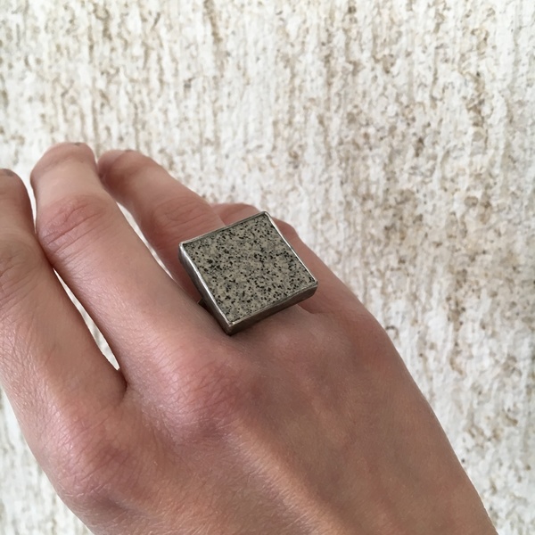 Ασημένιο δαχτυλίδι χειροποίητο με τετράγωνο μάρμαρο - statement, ασήμι, μοναδικό, πουά, δαχτυλίδι, γεωμετρικά σχέδια, χειροποίητα, minimal, rock, διαχρονικό, μεγάλα, αυξομειούμενα - 3
