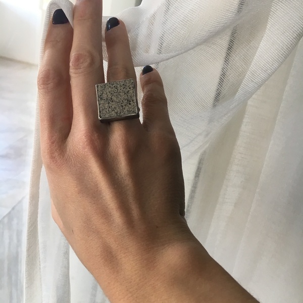Ασημένιο δαχτυλίδι χειροποίητο με τετράγωνο μάρμαρο - statement, ασήμι, μοναδικό, πουά, δαχτυλίδι, γεωμετρικά σχέδια, χειροποίητα, minimal, rock, διαχρονικό, μεγάλα, αυξομειούμενα - 5