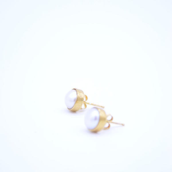 ''Classic'' stud earrings - μαργαριτάρι, επιχρυσωμένα, χειροποίητα