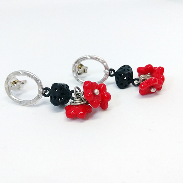 Σκουλαρίκια κρεμαστά με κόκκινα λουλουδάκια - ασημί, επάργυρα, αγάπη, σκουλαρίκια, χάντρες, μικρά, μεταλλικά στοιχεία, κρεμαστά, δώρα για γυναίκες