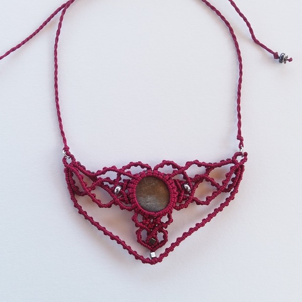 Crown -- Macrame necklace - statement, chic, μοντέρνο, γυναικεία, πέτρα, πέτρα, δώρο, μακραμέ, κολιέ, κορδόνια, χειροποίητα, ethnic, μεταλλικά στοιχεία