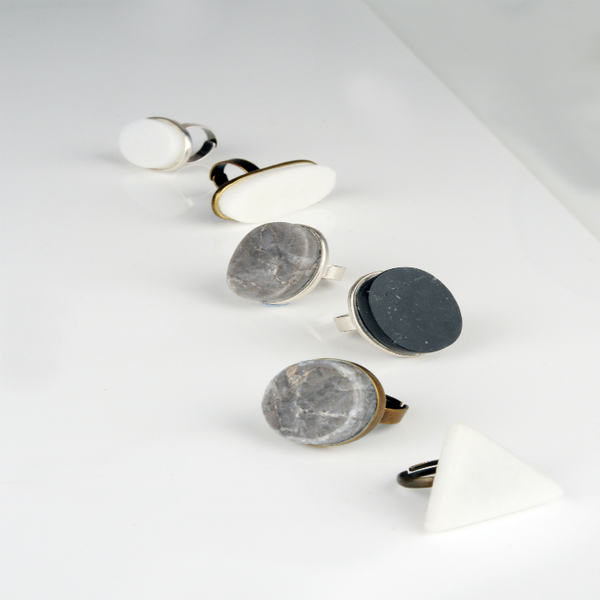 Δαχτυλίδι οβάλ από γκρι μάρμαρο Κρήτης και ορείχαλκο - statement, ημιπολύτιμες πέτρες, fashion, μοντέρνο, αλπακάς, δαχτυλίδι, γεωμετρικά σχέδια, χειροποίητα, μεγάλα, gift idea, αυξομειούμενα - 3
