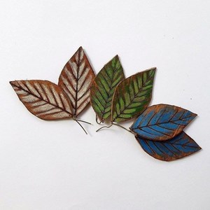 Δερμάτινα σκουλαρίκια «Fall Leaves»! - δέρμα, δέρμα, ζωγραφισμένα στο χέρι, μοναδικό, στυλ, αγάπη, σκουλαρίκια, χειροποίητα, φύλλο, για όλες τις ώρες, must αξεσουάρ, boho, δώρα για γυναίκες