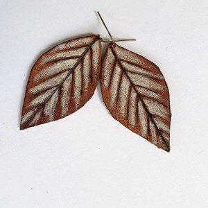 Δερμάτινα σκουλαρίκια «Fall Leaves»! - δέρμα, δέρμα, ζωγραφισμένα στο χέρι, μοναδικό, στυλ, αγάπη, σκουλαρίκια, χειροποίητα, φύλλο, για όλες τις ώρες, must αξεσουάρ, boho, δώρα για γυναίκες - 3