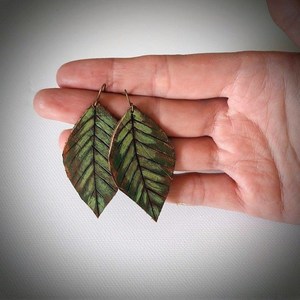 Δερμάτινα σκουλαρίκια «Fall Leaves»! - δέρμα, δέρμα, ζωγραφισμένα στο χέρι, μοναδικό, στυλ, αγάπη, σκουλαρίκια, χειροποίητα, φύλλο, για όλες τις ώρες, must αξεσουάρ, boho, δώρα για γυναίκες - 5