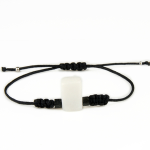 Βραχιόλι μακραμέ κύβος λευκός από Ελληνικό μάρμαρο - μακραμέ, accessories, gift idea, fashion, χειροποίητα, ημιπολύτιμες πέτρες, μακραμέ, κορδόνια, minimal, μοντέρνο, αυξομειούμενα, unisex, Black Friday
