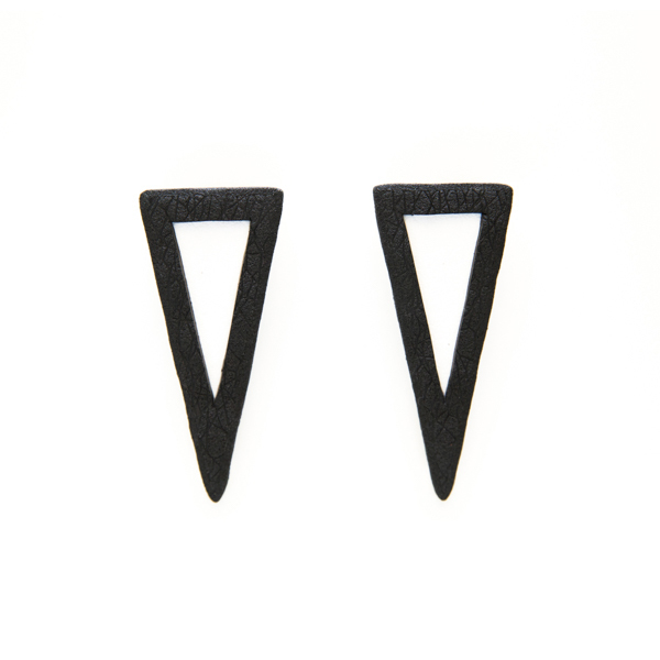 "Acute Angle" - polymer clay minimal geometric black and white stud earrings - statement, μοντέρνο, πηλός, γεωμετρικά σχέδια, minimal, fashion jewelry, polymer clay