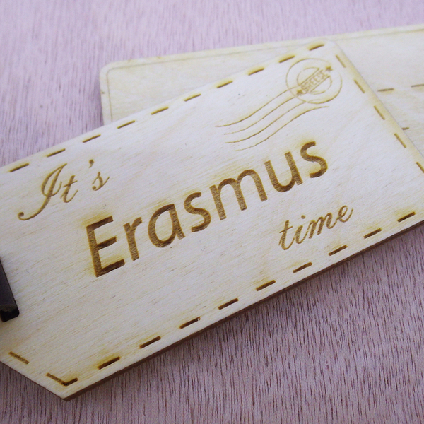 Ταμπελάκι για βαλίτσα ''It's Erasmus time'' (luggage tag) δώρο για erasmus - δέρμα, ξύλο, δώρο, μπρελόκ, τσάντα, ξύλινα - 2