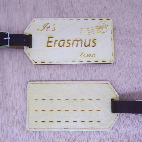 Ταμπελάκι για βαλίτσα ''It's Erasmus time'' (luggage tag) δώρο για erasmus - δέρμα, ξύλο, δώρο, μπρελόκ, τσάντα, ξύλινα - 3
