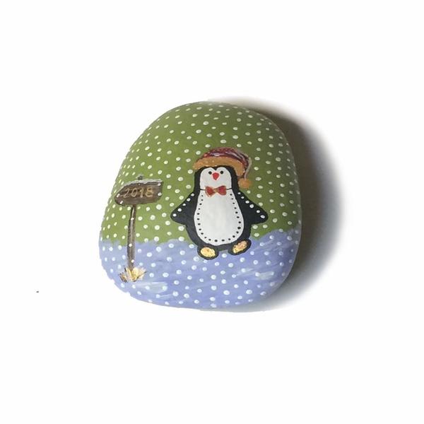 Peg-Peg ο μικρός πιγκουίνος | Ζωγραφική σε πέτρα | 2018 - ημιπολύτιμες πέτρες, ζωγραφισμένα στο χέρι, πέτρα, ακρυλικό, χειροποίητα, χριστουγεννιάτικο, gift, merry christmas, χριστουγεννιάτικα δώρα, στολίδια, βότσαλα