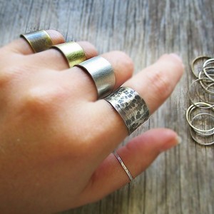 ring band 1.2| χειροποιητο δαχτυλιδι σφυρηλατηση οξειδωση minimal - chic, μονόχρωμες, fashion, vintage, μόδα, ιδιαίτερο, μοντέρνο, ανδρικά, χαλκός, αλπακάς, μέταλλο, χειροποίητα, σφυρήλατο, σφυρήλατο, εντυπωσιακό, minimal, must, unisex, boho, ευκολοφόρετο, διαχρονικό, μπρούντζος, amano, contemporary, μεγάλα, νεανικό, trend, αυξομειούμενα, φθηνά - 4