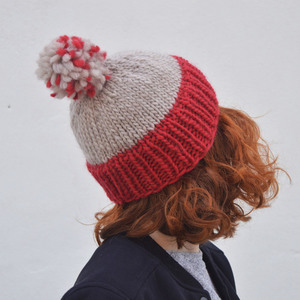 Χειροποίητος knitted σκούφος με pom pom RED-GREY - μαλλί, ριγέ, πλεκτό, χειμωνιάτικο, pom pom, χειροποίητα, καπέλα, σκουφάκια - 2