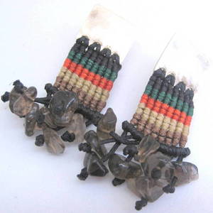 Καρφωτά σκουλαρίκια από ασήμι, πλέξη μακραμέ και ημιπολύτιμoυς λίθους χαλαζίες (smoky quartz) σε χρώμα καφέ (καπνίας) και σχήμα chips - ασήμι, ημιπολύτιμες πέτρες, μοναδικό, μοντέρνο, ασήμι 925, δώρο, μακραμέ, κορδόνια, unique, boho, κρεμαστά, fashion jewelry, δώρα για γυναίκες