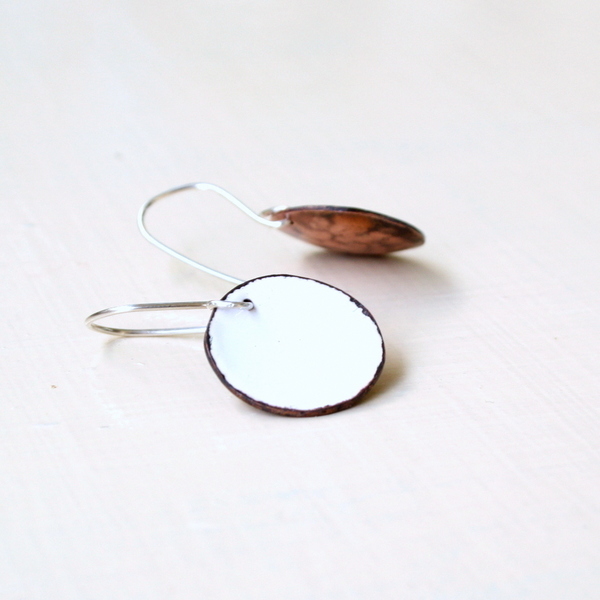 Σκουλαρίκια χάλκινοι δίσκοι με λευκό σμάλτο - ασήμι, γυαλί, χαλκός, δίσκος, minimal