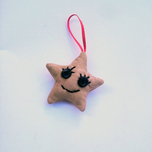 Μικρό διακοσμητικό αστεράκι με προσωπικότητα - ύφασμα, κορδέλα, handmade, διακοσμητικό, ιδιαίτερο, μοναδικό, αστέρι, κορδόνια, χειροποίητα, κουμπί, personalised, χριστουγεννιάτικο - 3