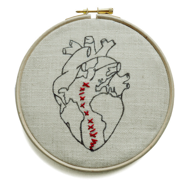 Τελάρο Διακόσμησης "Stitched Up Heart" - ύφασμα, κεντητά, διακοσμητικό, ζωγραφισμένα στο χέρι, μοντέρνο, καρδιά, επιτοίχιο, δώρο, σπίτι, τοίχου, κορδόνια, τελάρα κεντήματος, δώρα αγίου βαλεντίνου, πρωτότυπα δώρα