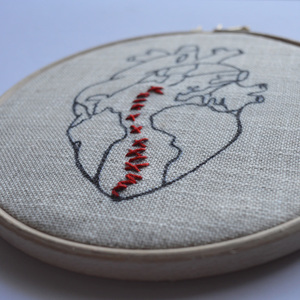 Τελάρο Διακόσμησης "Stitched Up Heart" - ύφασμα, κεντητά, διακοσμητικό, ζωγραφισμένα στο χέρι, μοντέρνο, καρδιά, επιτοίχιο, δώρο, σπίτι, τοίχου, κορδόνια, τελάρα κεντήματος, δώρα αγίου βαλεντίνου, πρωτότυπα δώρα - 2