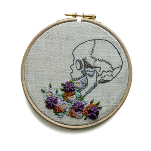 Τελάρο Διακόσμησης "Flower Skull" - ύφασμα, κεντητά, διακοσμητικό, ζωγραφισμένα στο χέρι, μοντέρνο, επιτοίχιο, δώρο, λουλούδια, τοίχου, κορδόνια, τελάρα κεντήματος