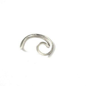 avra silver wave| χειροποιητο δαχτυλιδι κυμα minimal - chic, μονόχρωμες, fashion, καλοκαιρινό, μόδα, ιδιαίτερο, μοναδικό, μοντέρνο, chevalier, ασήμι 925, μέταλλο, χειροποίητα, minimal, must, ασημένια, ασημένια, μικρά, ευκολοφόρετο, διαχρονικό, amano, contemporary, trend, αυξομειούμενα, φθηνά