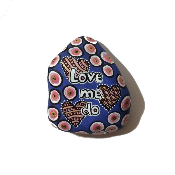Love me do | Painted stone - ημιπολύτιμες πέτρες, ζωγραφισμένα στο χέρι, μοναδικό, πέτρα, δώρο, αγάπη, ακρυλικό, gift, δώρα αγίου βαλεντίνου, διακοσμητικές πέτρες, βότσαλα
