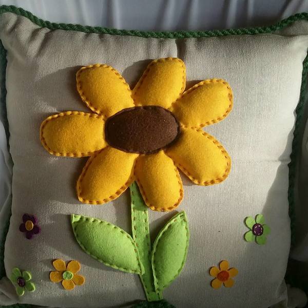 Χειροποίητο μαξιλάρι "Μαργαρίτα 3D" - μαλλί, ύφασμα, κεντητά, τσόχα, τσόχα, χειροποίητα, λουλούδι, μαξιλάρια