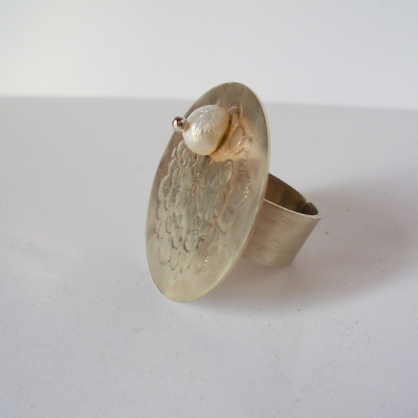 Χειροποίητο δαχτυλίδι από φύλλο azardo με ανάγλυφο σχέδιο και μαργαριτάρι. - statement, μοναδικό, μοντέρνο, μαργαριτάρι, γυναικεία, χειροποίητα, γυναίκα, μεγάλα, αυξομειούμενα, φθηνά - 4
