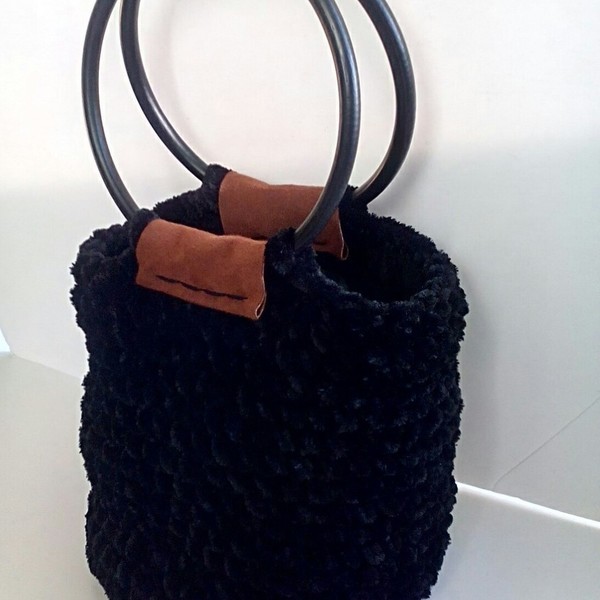 Πλεκτη μαυρη βελουδινη τσαντα με στρόγγυλα ξύλινα χερούλια - crochet, μεγάλες, πλεκτές τσάντες