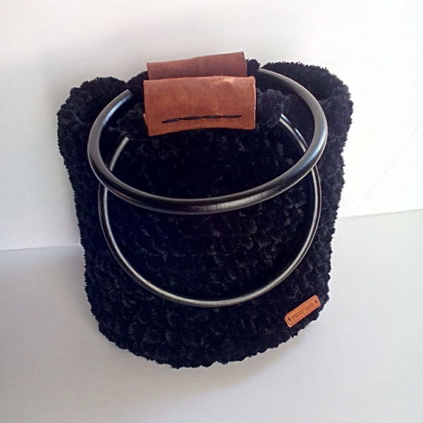 Πλεκτη μαυρη βελουδινη τσαντα με στρόγγυλα ξύλινα χερούλια - crochet, μεγάλες, πλεκτές τσάντες - 2